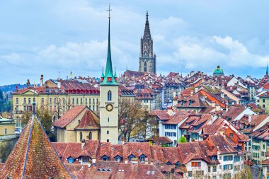 Tipik kasaba evleri ve yüksek kiliseleri olan ortaçağ Bern şehri, İsviçre