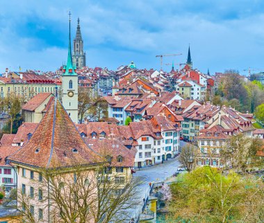 Ortaçağ şehri Bern manzarası. Eski kasaba evleri ve İsviçre kiliseleri.
