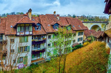 İsviçre 'nin Bern şehrinin en eski semtindeki tipik tarihi yerleşim yerlerinin panoraması