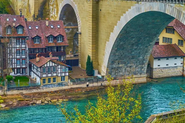 Kleine Mittelalterliche Fachwerkhäuser Flussufer Und Riesige Gewölbte Nydeggbrücke Bern Schweiz — Stockfoto