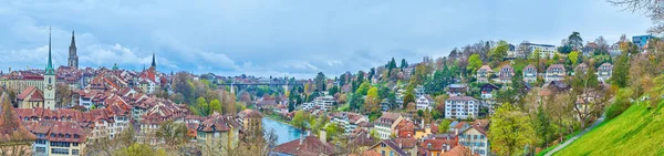 Panoramisch Uitzicht Middeleeuwse Stad Bern Woonhuizen Aan Heuvelachtige Oever Van — Stockfoto