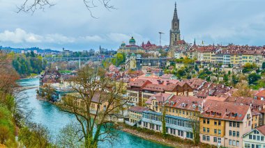 İsviçre, Bern Aare nehrinin kıyısındaki tarihi Mattequartier bölgesi.