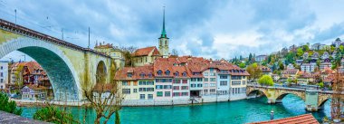 İsviçre 'nin Bern kentinde tarihi evleri ve Aare nehri olan Mattequartier bölgesinin panoraması