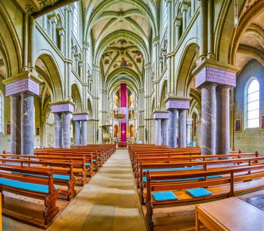 BERN, SWitzERLAND - 31 Mart 2022: St. Peter und Paul Kilisesi 'nin ana salonu, 31 Mart' ta İsviçre 'nin Bern kentinde