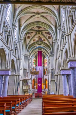 BERN, SWitzERLAND - 31 Mart 2022: Saint Peter und Paul Kilisesi 'nin iç mimarisi, 31 Mart' ta İsviçre 'nin Bern kentinde yer aldı.