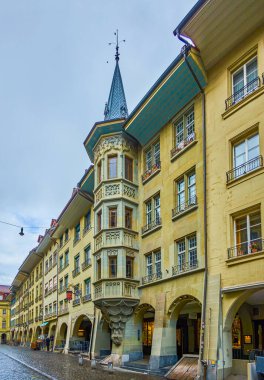 BERN, SWitzERLAND - 31 Mart 2022: Süslü balkonlu Munstergasse Caddesi 'ndeki manzaralı bina, 31 Mart' ta İsviçre 'nin Bern kentinde