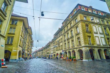 Bernese tarzında muhteşem tarihi binalar. Zemin katta atari salonu var. Bern, İsviçre.