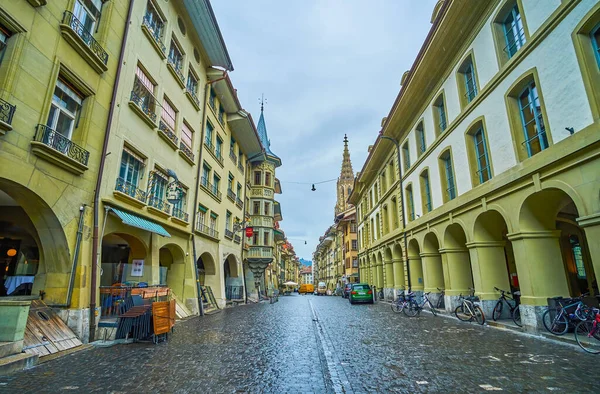 BERN, SWitzERLAND - 31 Mart 2022: Munstergasse Caddesi manzaralı tarihi meskenler, 31 Mart 'ta İsviçre' nin Bern kentinde