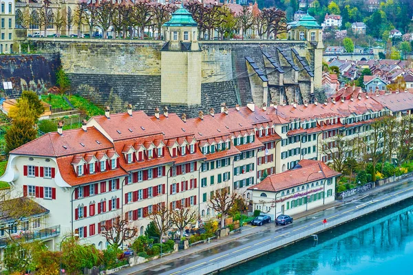 Die Reihe Mehrstöckiger Wohnhäuser Ufer Der Aare Bern Schweiz — Stockfoto