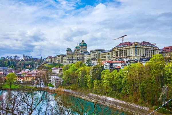 stock image Cityscape of Aare river bank with outstanding Bundeshaus (Federal Palace) building on the hill, Bern, Switzerland