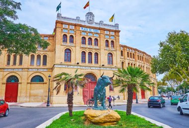 EL PUERTO, İspanya - 21 Eylül 2019: Bronz El Toro (Boğa) heykeli, İspanya 'nın El Puerto kentinde 21 Eylül' de Plaza de Toros 'taki boğa güreşi arenasının önündeki bahçe yatağının ortasında