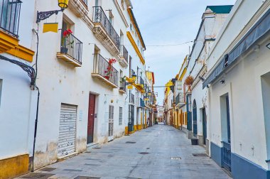 Sessiz boş Calle Jesus de los Milagros, klasik beyaz yaşam evleri ile dolu, El Puerto, İspanya