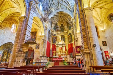 EL PUERTO, SPAIN - 21 Eylül 2019: İspanya 'nın El Puerto kentinde, 21 Eylül' de güzel Capilla Belediye Başkanı tarafından oyulmuş taş sunak, heykel ve resimlerle süslenmiş Büyük Manastır Kilisesi 'nin ortaçağ taş iç mimarisi.