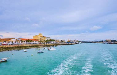 Guadalete nehri boyunca nehir kenarı bölgeleri, şarap dükkanları, tekneli tersaneler, İspanya 'nın El Puerto kenti manzaralı feribot yolculuğunun tadını çıkarın.