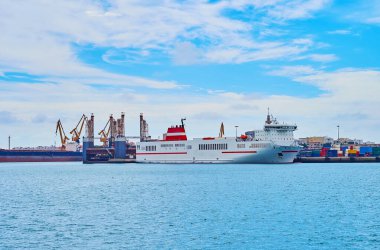 Cadiz limanındaki nakliye konteynırları ve kargo gemisi arka planda çok sayıda kargo vincine bakıyor, Cadiz, İspanya