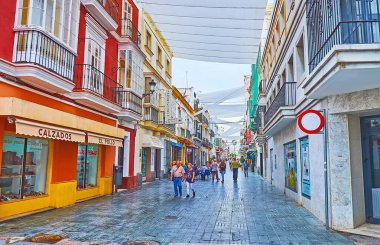 EL PUERTO, SPAIN - 21 Eylül 2019: İspanya 'nın El Puerto kentinde 21 Eylül' de, bir çok küçük mağazası, kafesi ve turistik oteli olan Luna caddelerinden birinde yürüyün