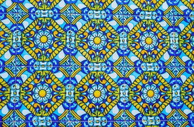 Klasik ev duvarındaki seramik fayans üzerindeki geleneksel Endülüs deseni, El Puerto, İspanya