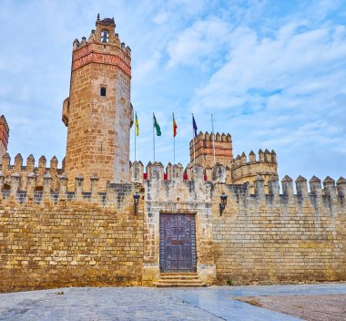 Ortaçağ kapısı oyulmuş ahşap kapılar, siperler ve San Marcos Kalesi, Plaza Alfonso X, El Puerto, İspanya