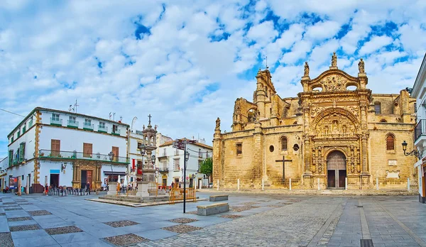 西班牙El Puerto Espana广场全景 有雕刻的Marian圆柱和华丽的中世纪隐修会教堂 装饰有柏拉图式雕塑 — 图库照片