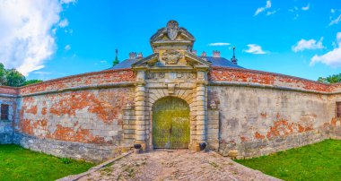 Ukrayna 'daki Pidhirtsi Kalesi' nin ana kapısı ve kalenin panoraması.