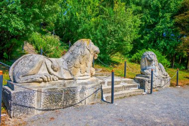 Ukrayna 'daki Olesko Kalesi' nin bahçesindeki aslan heykelleri.