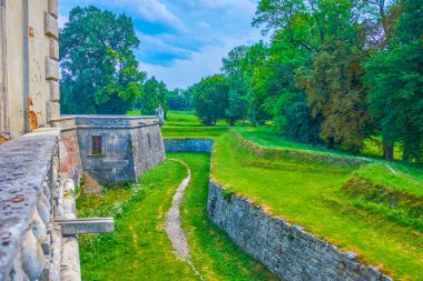 Ukrayna 'daki Pidhirtsi Kalesi' nin hendek ve çevre parkı.