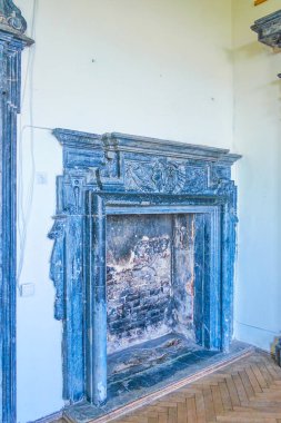 PIDHIRTSI, UKRAINE - 28 Temmuz 2021: Pidhirtsi Şatosu 'ndaki eski şömine 28 Temmuz, Ukrayna