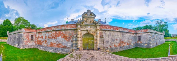 Panorama Dei Bastioni Squallidi Del Castello Pidhirtsi Con Cancello Principale — Foto Stock