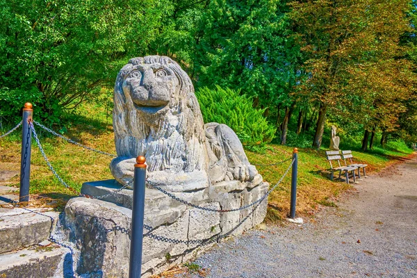 Batı Ukrayna Daki Olesko Kalesi Nin Parkındaki Taş Aslan Heykeli — Stok fotoğraf