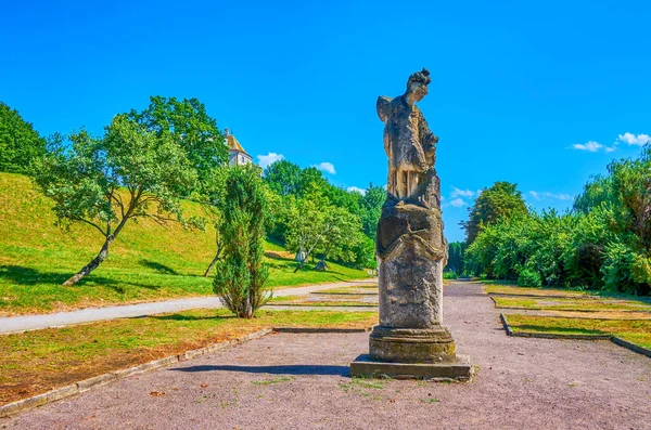 Olesko Kalesi Nin Ukrayna Daki Manzara Bahçesindeki Eski Taş Heykeller — Stok fotoğraf