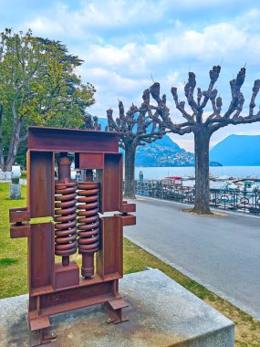 LUGANO, SWitzERLAND - 14 Mart 2022: Lugano Gölü, Lugano, İsviçre seti üzerindeki Heykel Parkı 'ndaki modern metal heykel