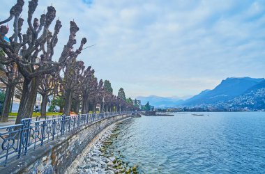 Lugano Gölü, Lugano, Ticino, İsviçre kıyısı boyunca uzanan Parco Belvedere parkının yürüyüş yolu.