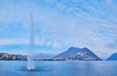 Lugano Gölü ve Getto d 'Acqua çeşmesi (Lugano körfezinde su jeti, Paradiso' nun su jeti) ve arka planda Monte Bre, Lugano, İsviçre