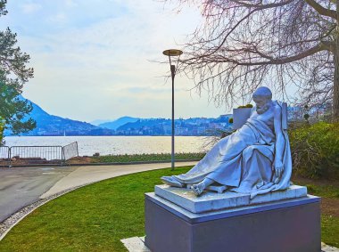 LUGANO, SWitzERLAND - 13 Mart 2022: Parco Ciani 'de ölen Sokrates heykeli, 13 Mart' ta Lugano 'da,