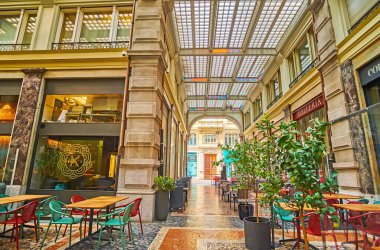 LUGANO, SWitzERLAND - 13 Mart 2022 'de Lugano' da küçük konforlu restoranları, saksıları, cam tavanı olan alışveriş galerisinin içi