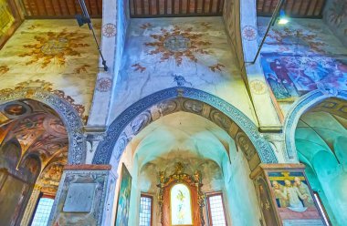LUGANO, SWitness ZERLAND - 14 Mart 2022 Duvarda ve Santa Maria degli Angeli Kilisesi, Lugano, İsviçre 'de çarmıha gerilme kemerlerinde renkli ve tek renkli freskler