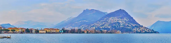 瑞士卢加诺湖全景 背景为卢加诺 布雷山和波格利亚山的湖边住房 — 图库照片