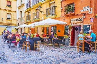CADIZ, SPAIN - 21 SEPT 2019: Açık hava yemekleri ve tarihi evleri olan küçük Plazuela de San Martin, Cadiz 'de 21 Eylül' de