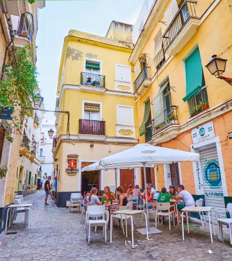 CADIZ, SPAIN - 21 SEPT 2019: Cadiz 'de 21 Eylül' de eski kasaba evleri ve açık hava yemekleriyle dar mahsullü Calle Meson