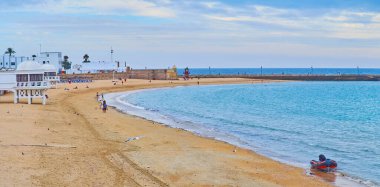 Cadiz Körfezi 'ndeki La Caleta kumsalı, Costa de la Luz, İspanya