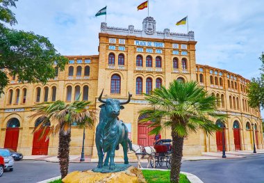 İspanya, El Puerto Plaza de Toros 'ta bulunan tarihi boğa portalının önündeki boğa heykeli.