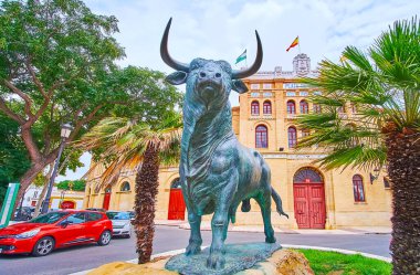 Plaza de Toros 'taki güzel bronz boğa heykeli İspanya' nın El Puerto boğa güreşine karşı.