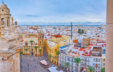 Katedral 'in çan kulesinden Cadiz' in eski evi, arka planda Costa de la Luz, İspanya görülür.