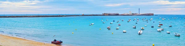 Panorama Baía Cádiz Com Pequenos Barcos Botes Ancorados Frente Castelo — Fotografia de Stock