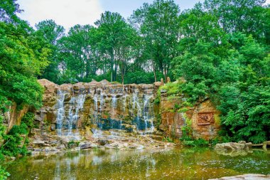 Ukrayna, Uman 'daki Sofiyivsky Parkı' ndaki yeşillikler arasında Poseidon Trident Şelalesi.