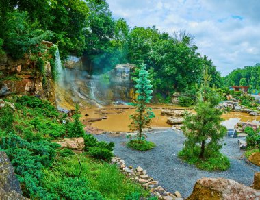 Poseidon Trident şelalesi ve botanik bahçesindeki Cenevre Gölü Sofiyivsky Parkı, Uman, Ukrayna