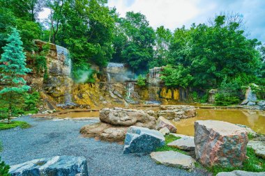 Sofiyivsky Park, Uman, Ukrayna 'da Poseidon Trident şelalesi ile Alp kayalıkları manzarası