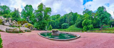 Meclis Meydanı 'nda panoramik manzara, havuzlu geniş yürüyüş alanı, Sofiyivka Parkı, Uman, Ukrayna