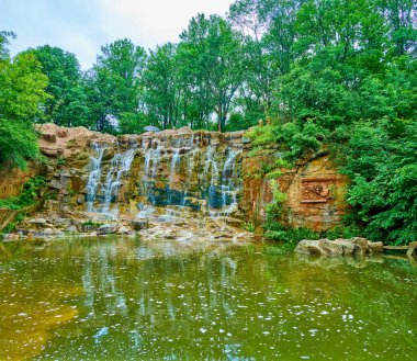 Poseidon Trident Şelalesi Sofiyivsky Park, Uman, Ukrayna 'daki verimli yeşillik bahçesinin arasında.