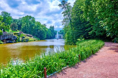Sofiyivka Parkı, Uman, Ukrayna 'daki İyon Denizi Gölü boyunca uzanan hoş yol.